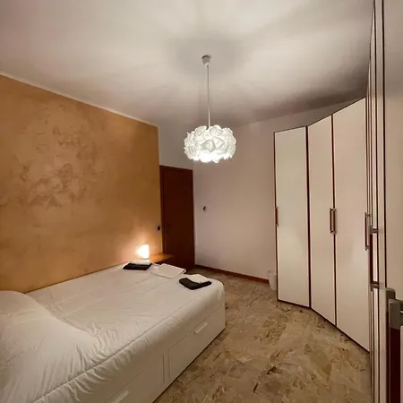 Privato A Con 3 Matrimoniali Apartament